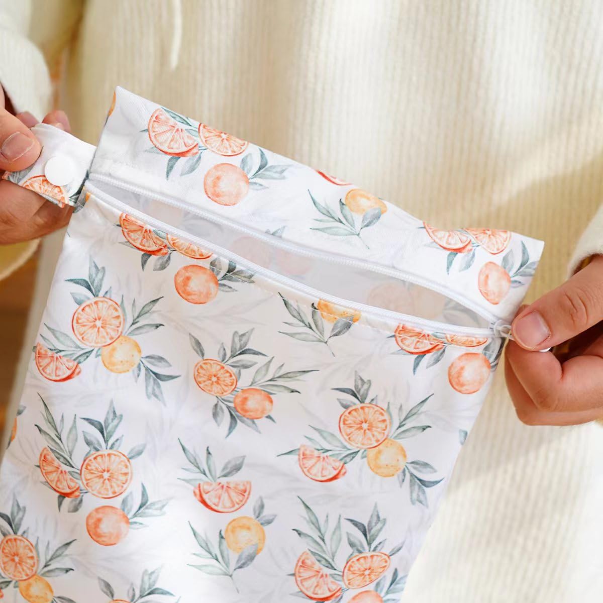 Opgroeie bag's pockets help organize items.