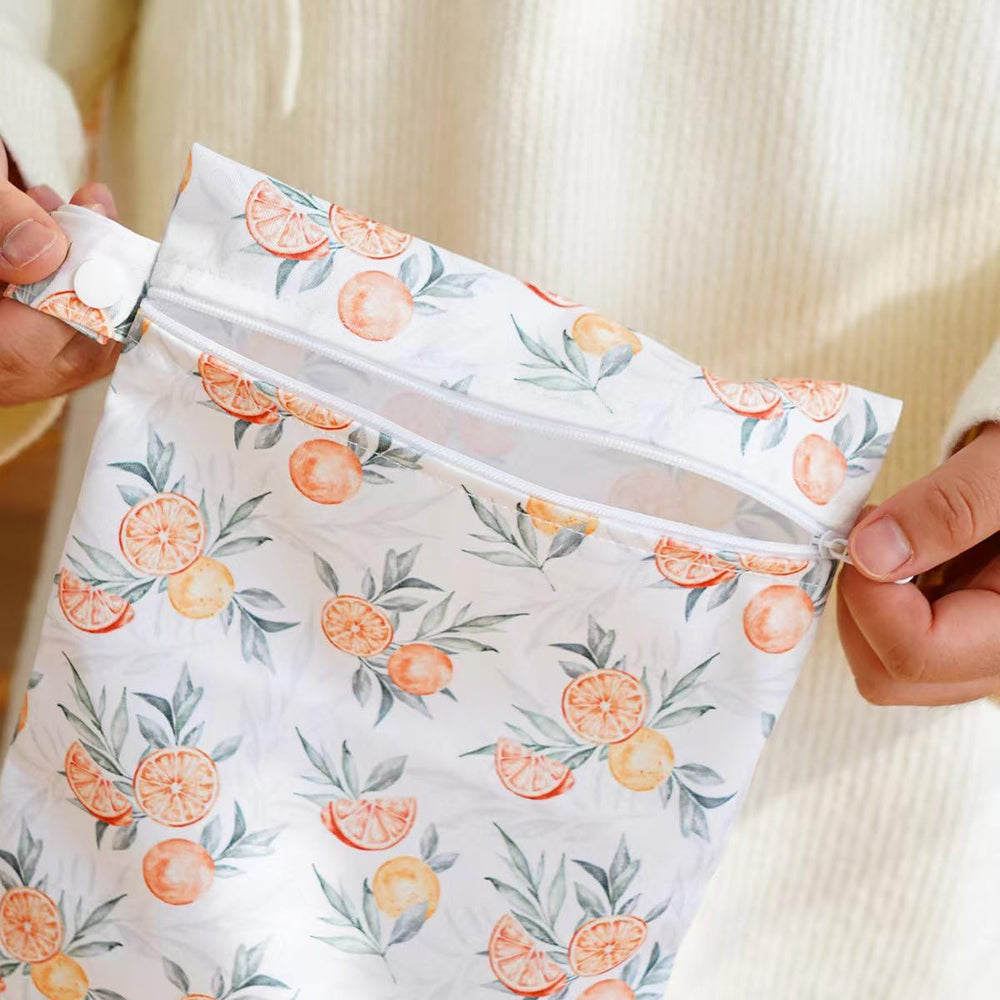 Opgroeie bag's pockets help organize items.