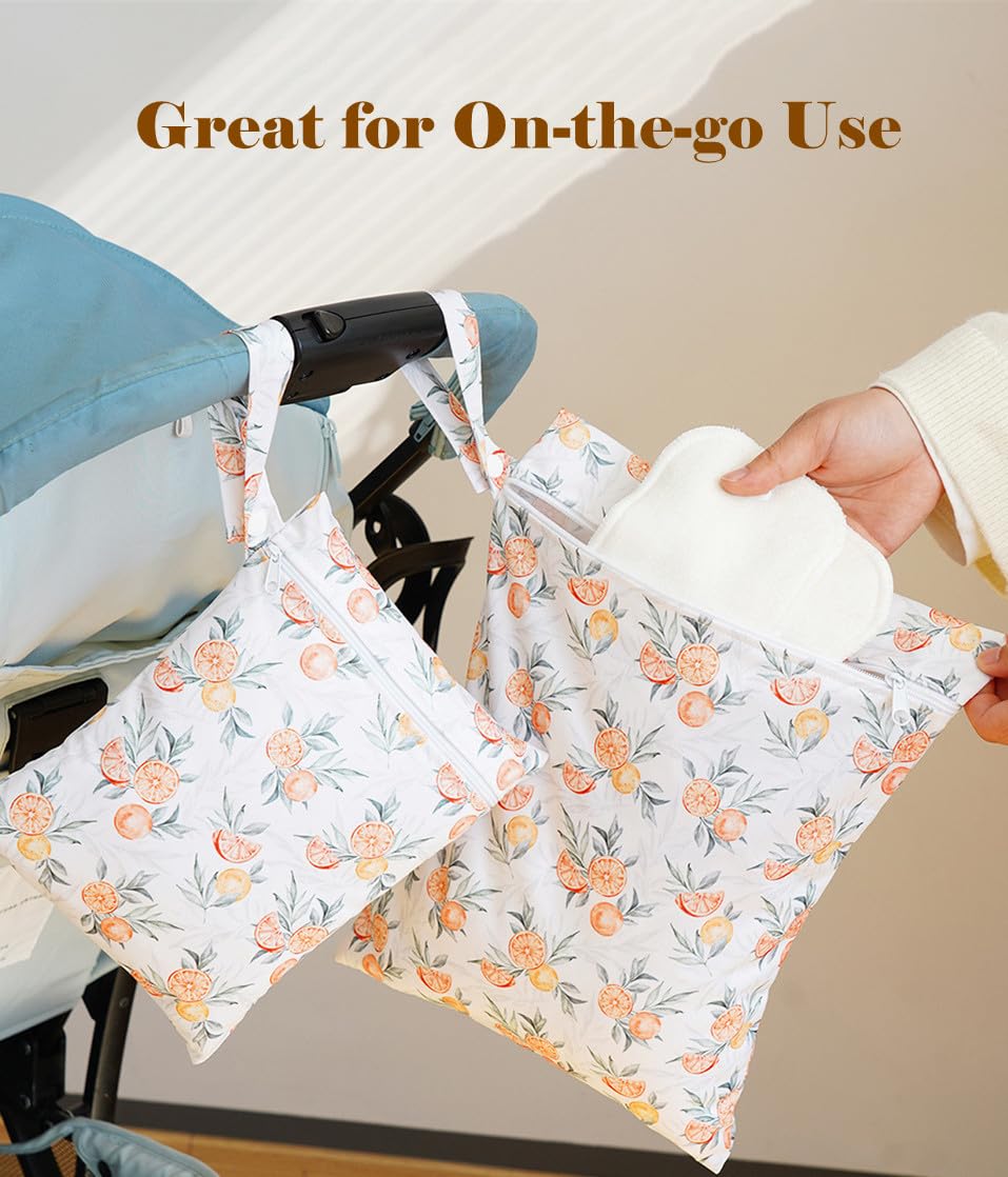 Opgroeie bag with secure zipper keeps wet items contained.
