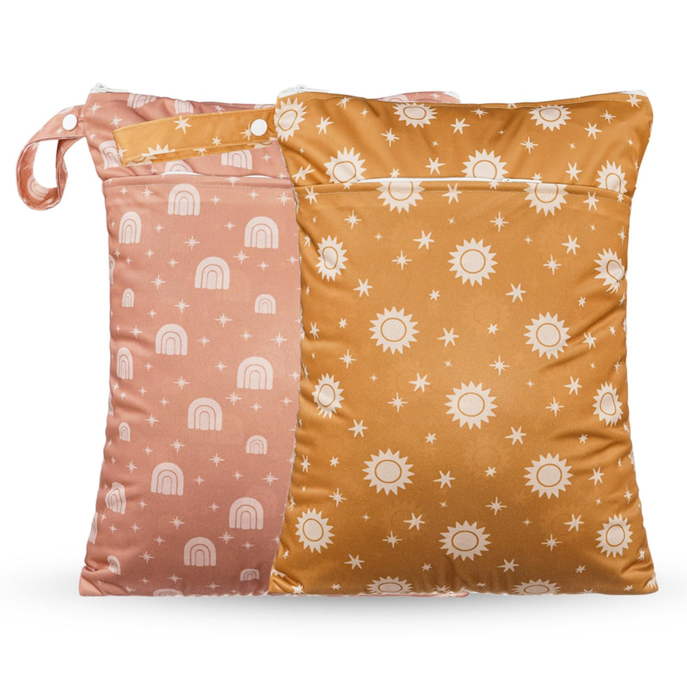 Opgroeie Wet Dry Bag with two pockets and handle keeps items organized on the go.