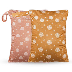 Opgroeie Wet Dry Bag with two pockets and handle keeps items organized on the go.