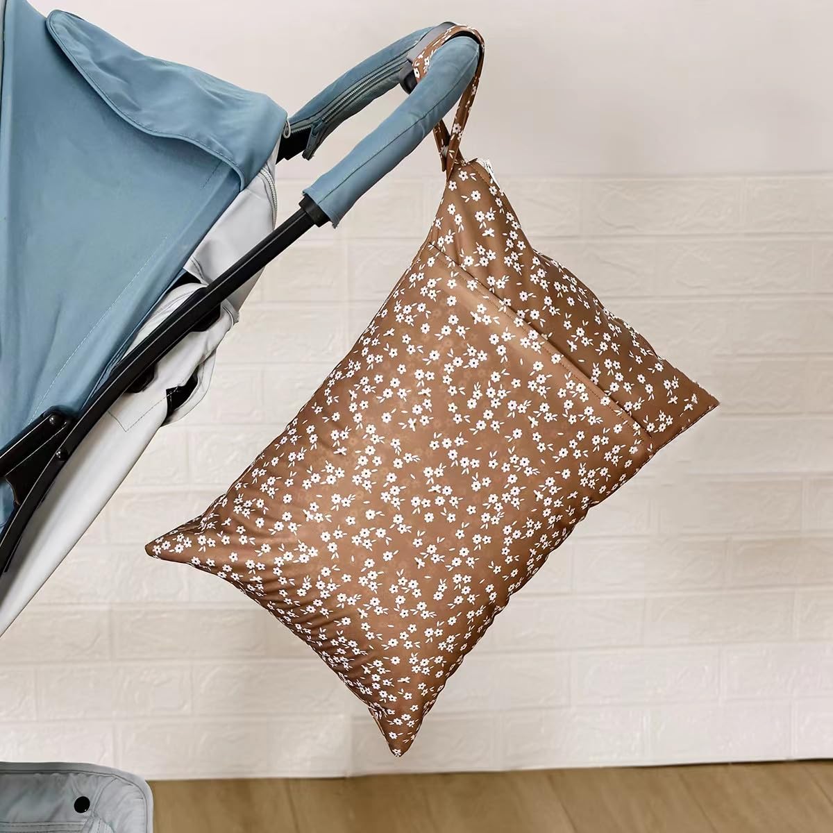 Opgroeie waterproof material for durable leak-proof storage on trips.