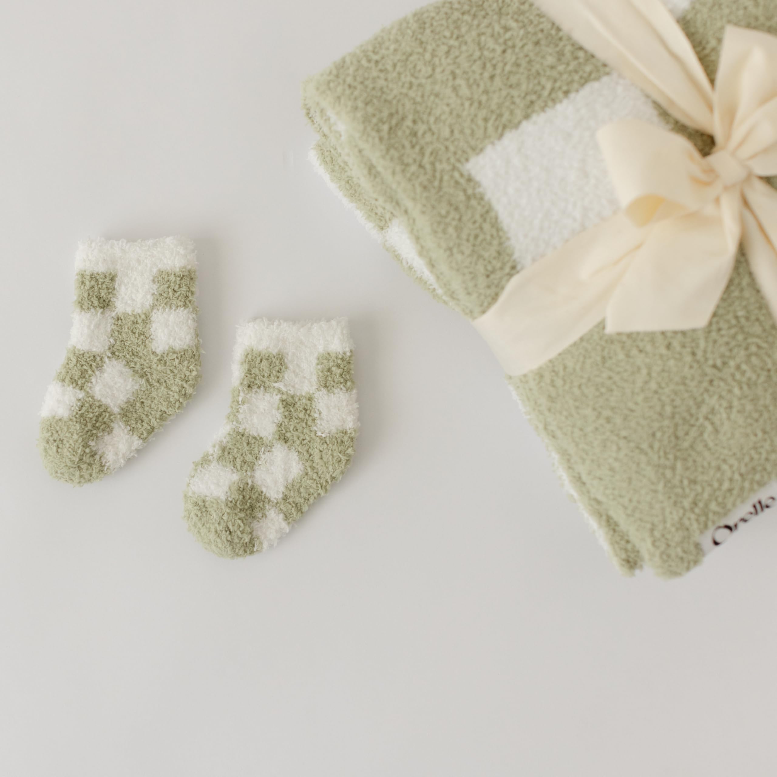 Orelle blanket on stroller—versatile comfort for on-the-go moments.