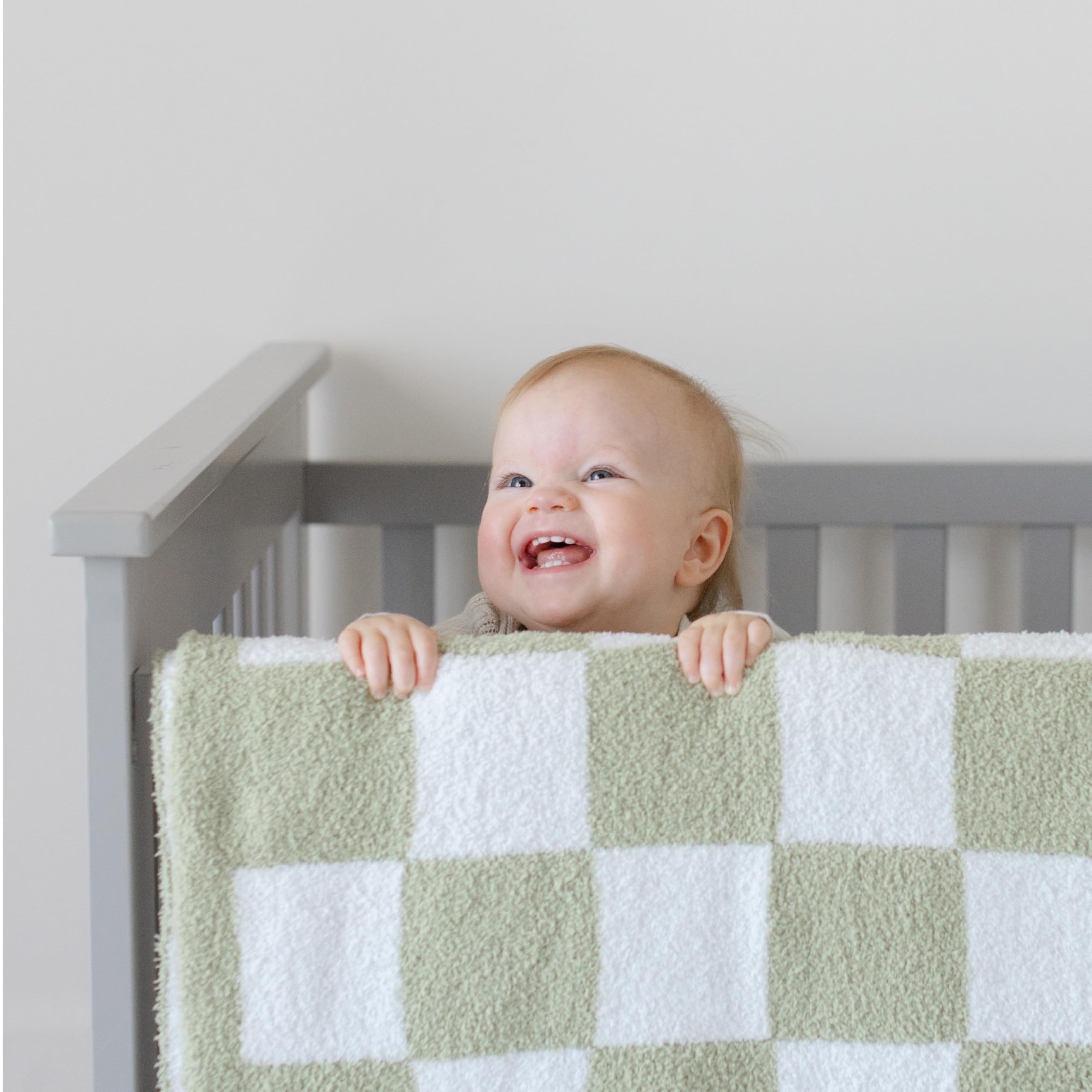 Orelle blanket fabric detail—feather yarn microfiber feel