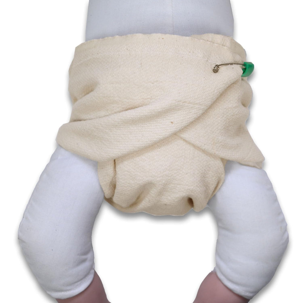 OsoCozy diaper folding demonstration emphasizes adaptable sizing from 6 to 30 pounds
