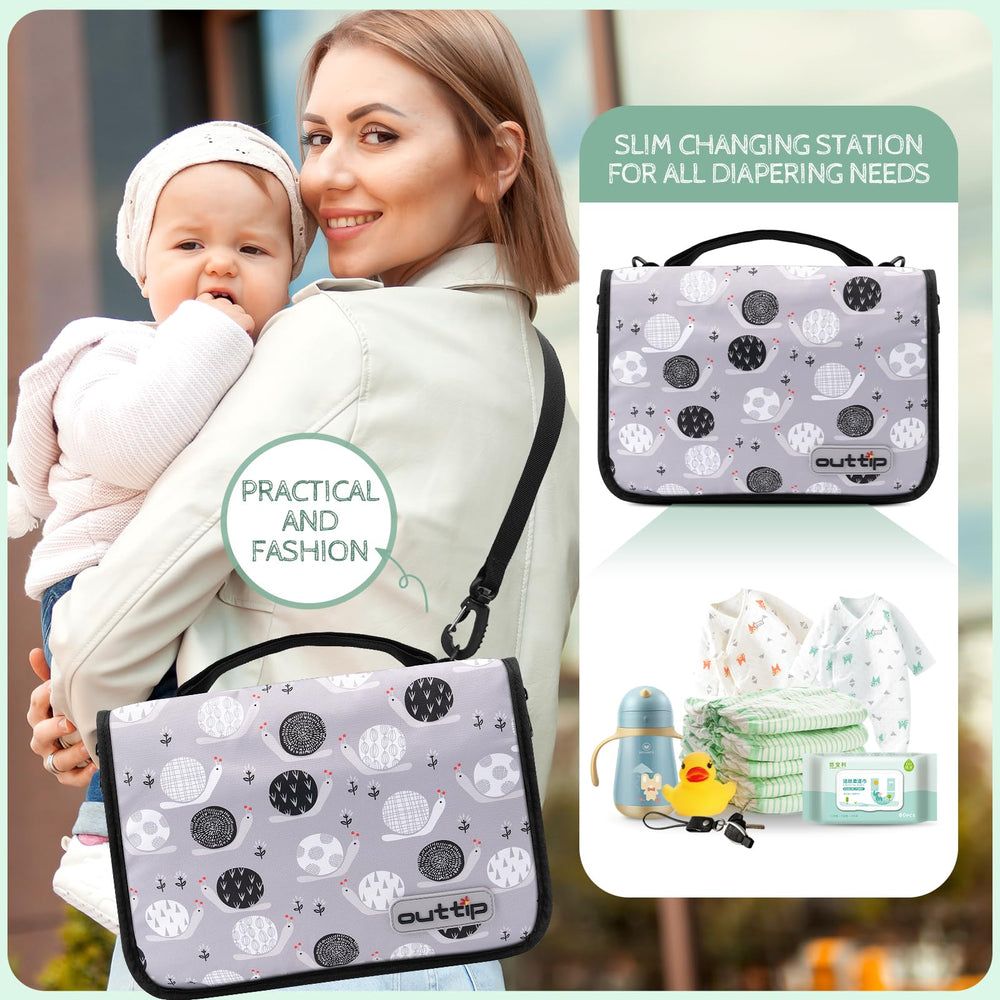 OUTTIP outer pocket keeps keys and phone within easy reach.