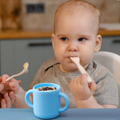 Paeyaer Princess Powder open cup with liquid demonstrates self-feeding practice.