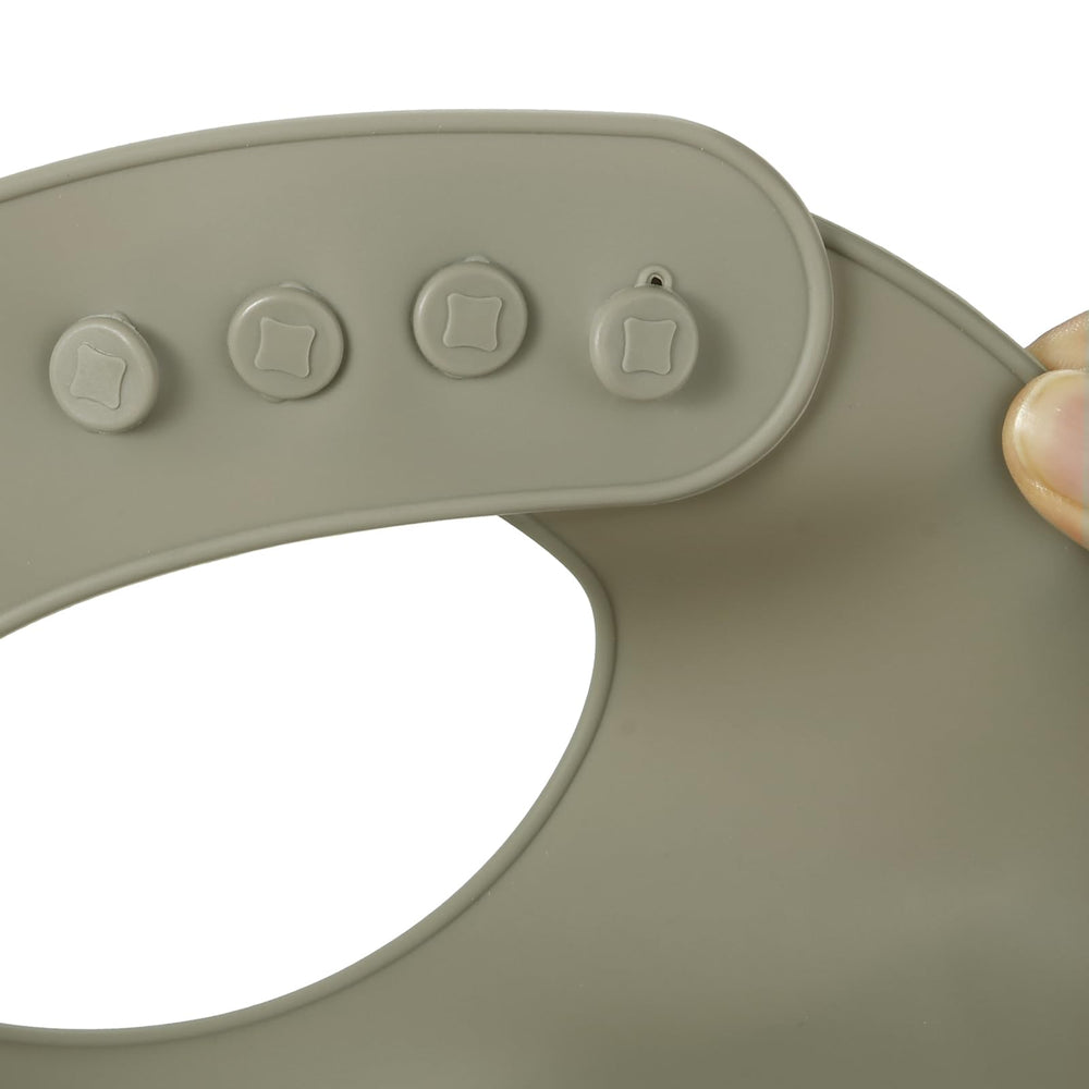 PandaEar baby bib BPA-free waterproof construction keeps mealtimes safe.