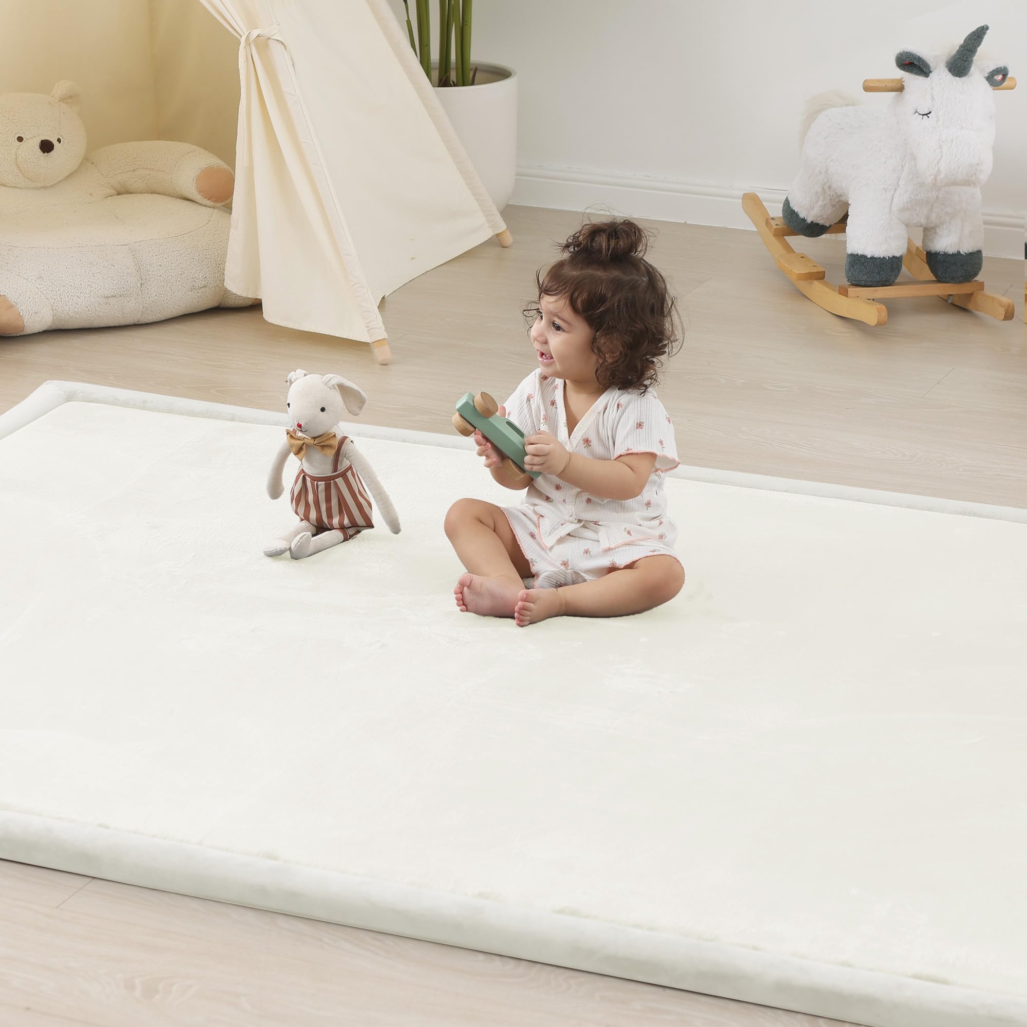 PaPaMat crawling-safety captures kids exploring a cushioned surface