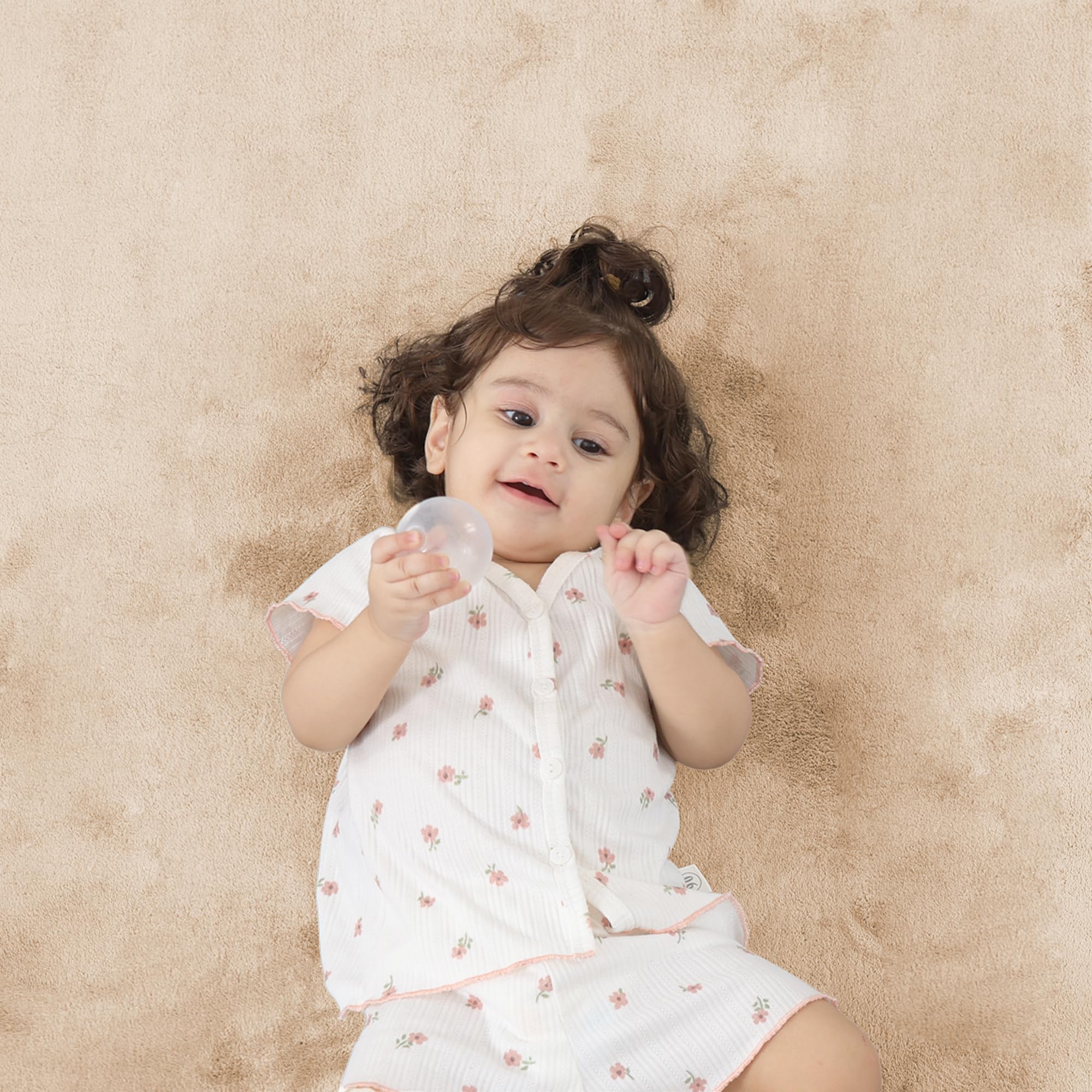PaPaMat easy-to-clean velvet surface simplifies wipe-downs after spills and messes.