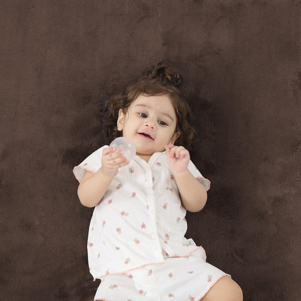 PAPAMAT easy-clean velvet surface for quick spot wipes after spills