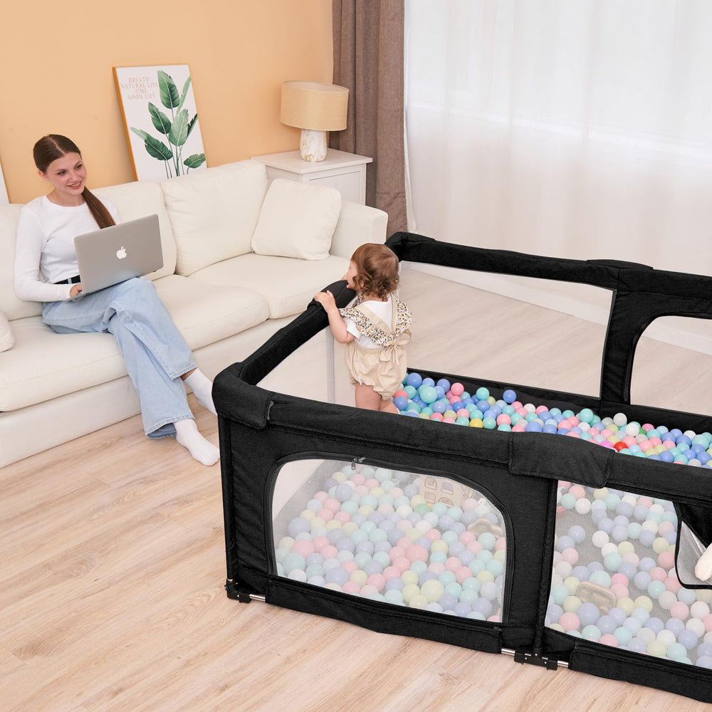 Patywaga playpen suited for indoor and outdoor use at home and on the go.