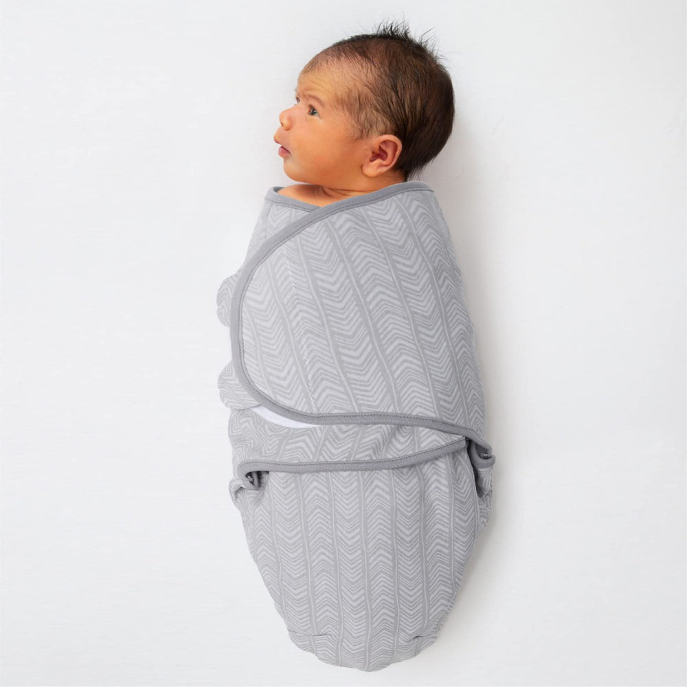 The Peanutshell swaddle with adjustable wings enables snug swaddling.