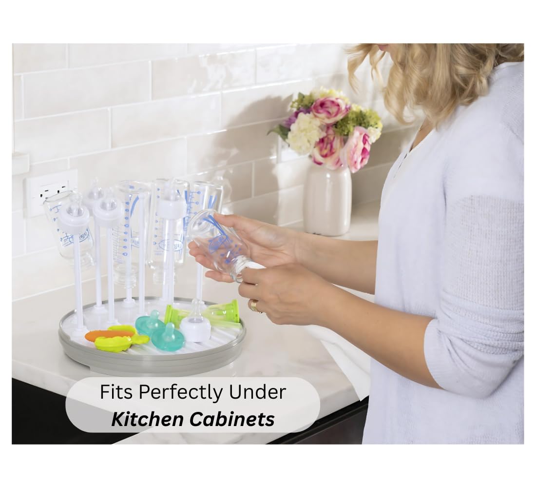 Pequeño drying rack with pacifiers and pump parts organized for quick after-meal cleanup.