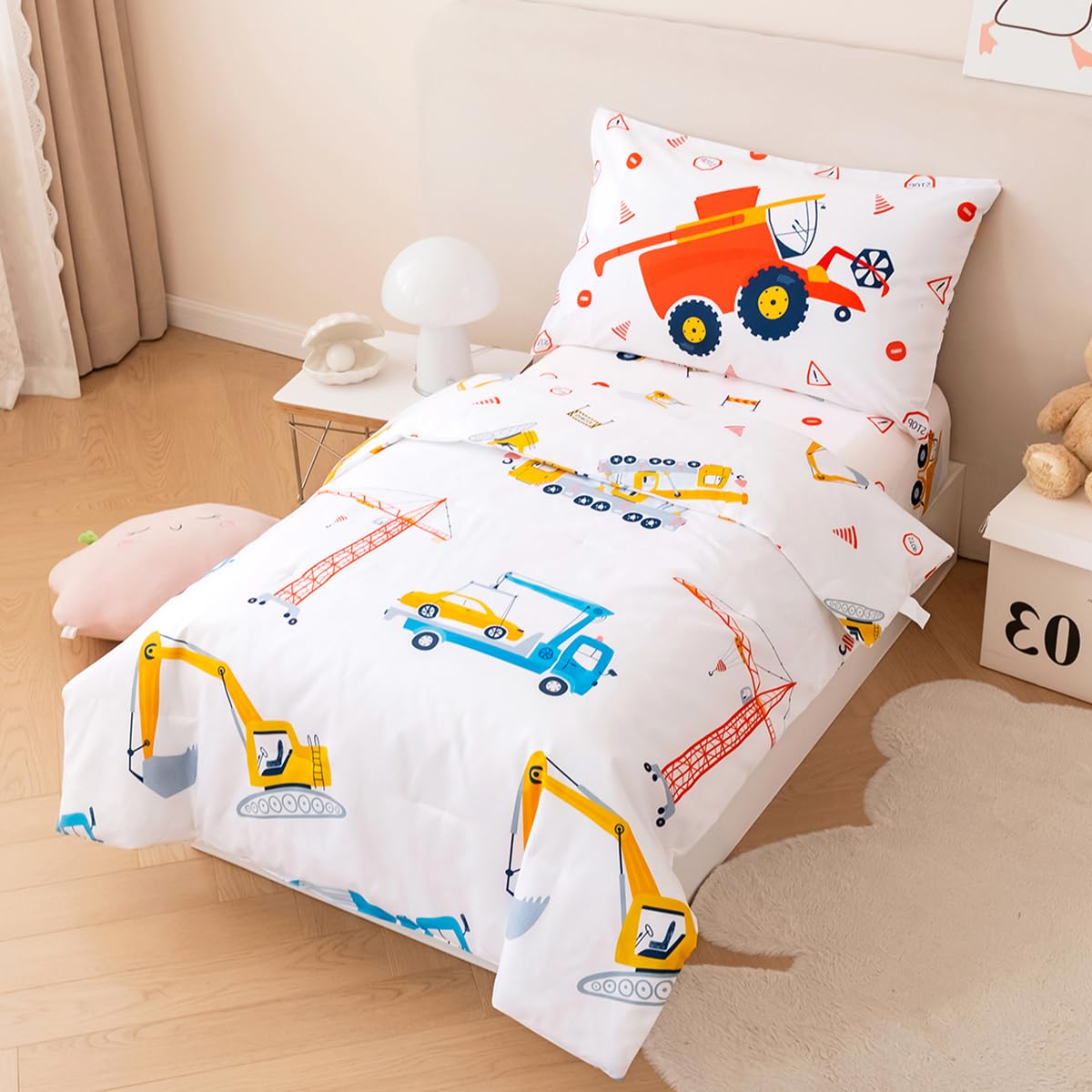 PERFMET fitted sheet shown on toddler mattress for a snug fit