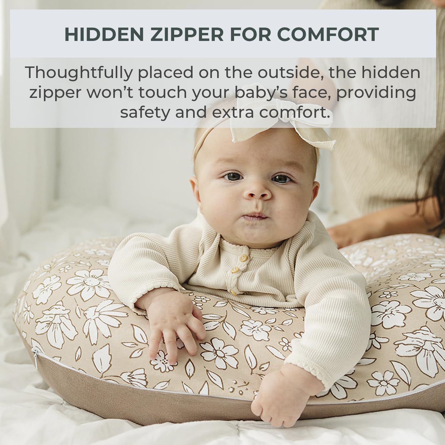 Pobibaby Meadow snug-fit image illustrates a snug fit on U-shaped pillows.