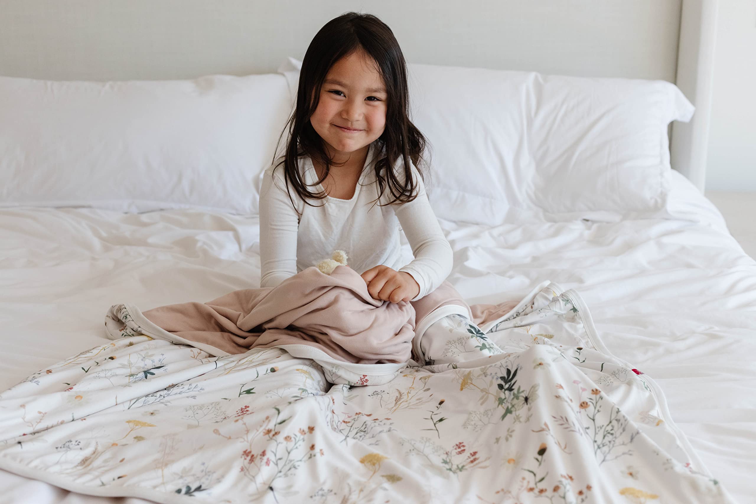 Pobibaby Wildflower blanket folded neatly, a versatile travel companion or nap time essential.