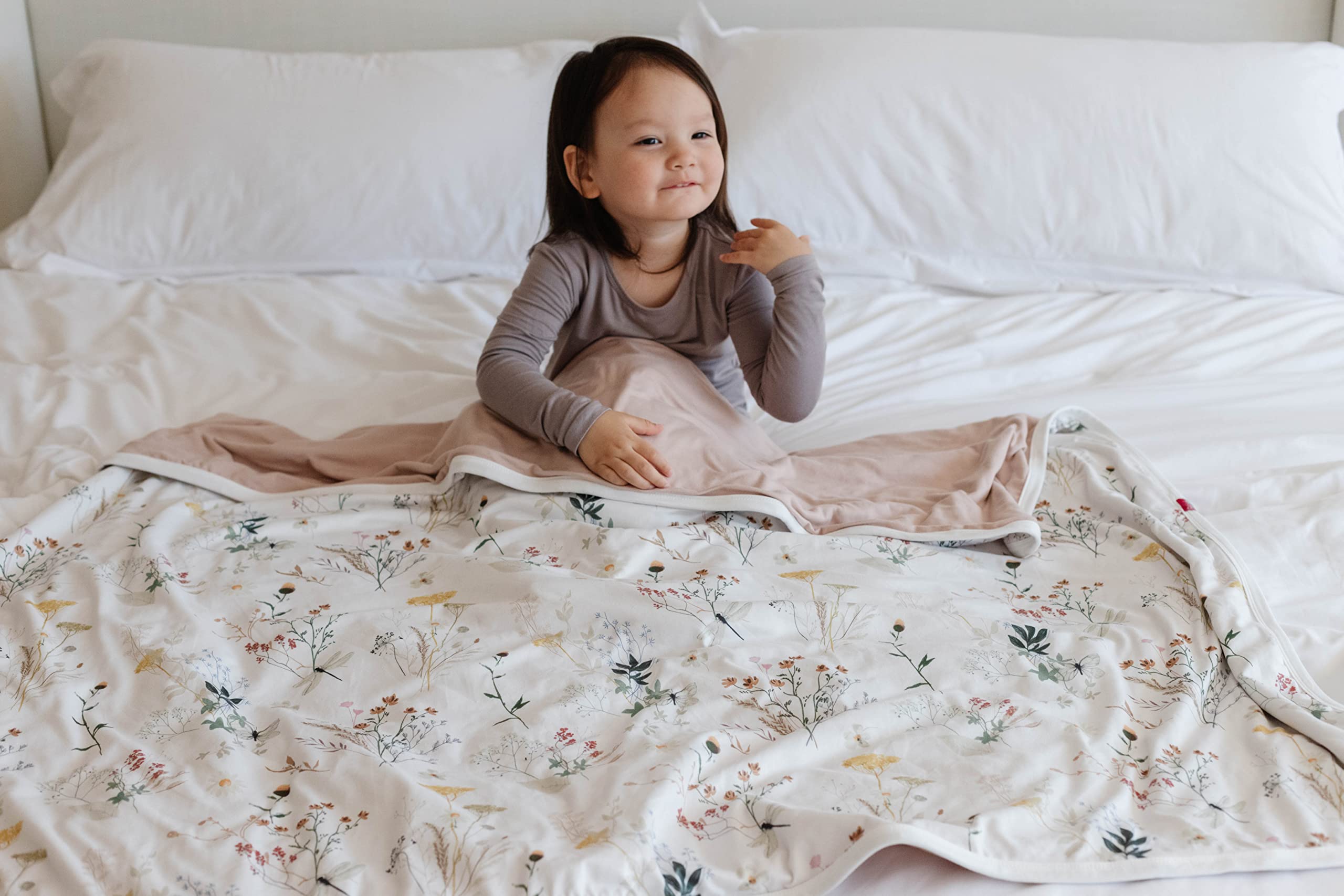 Pobibaby Wildflower blanket for nap time offers three-layer warmth for year round comfort.