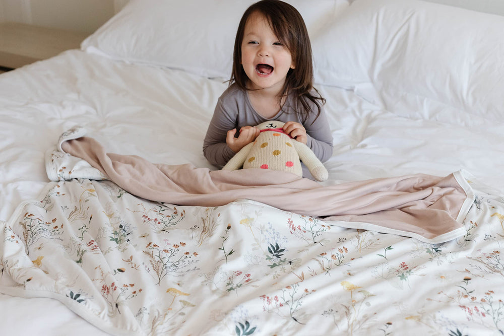 Pobibaby Wildflower blanket in stroller keeps baby warm during walks.