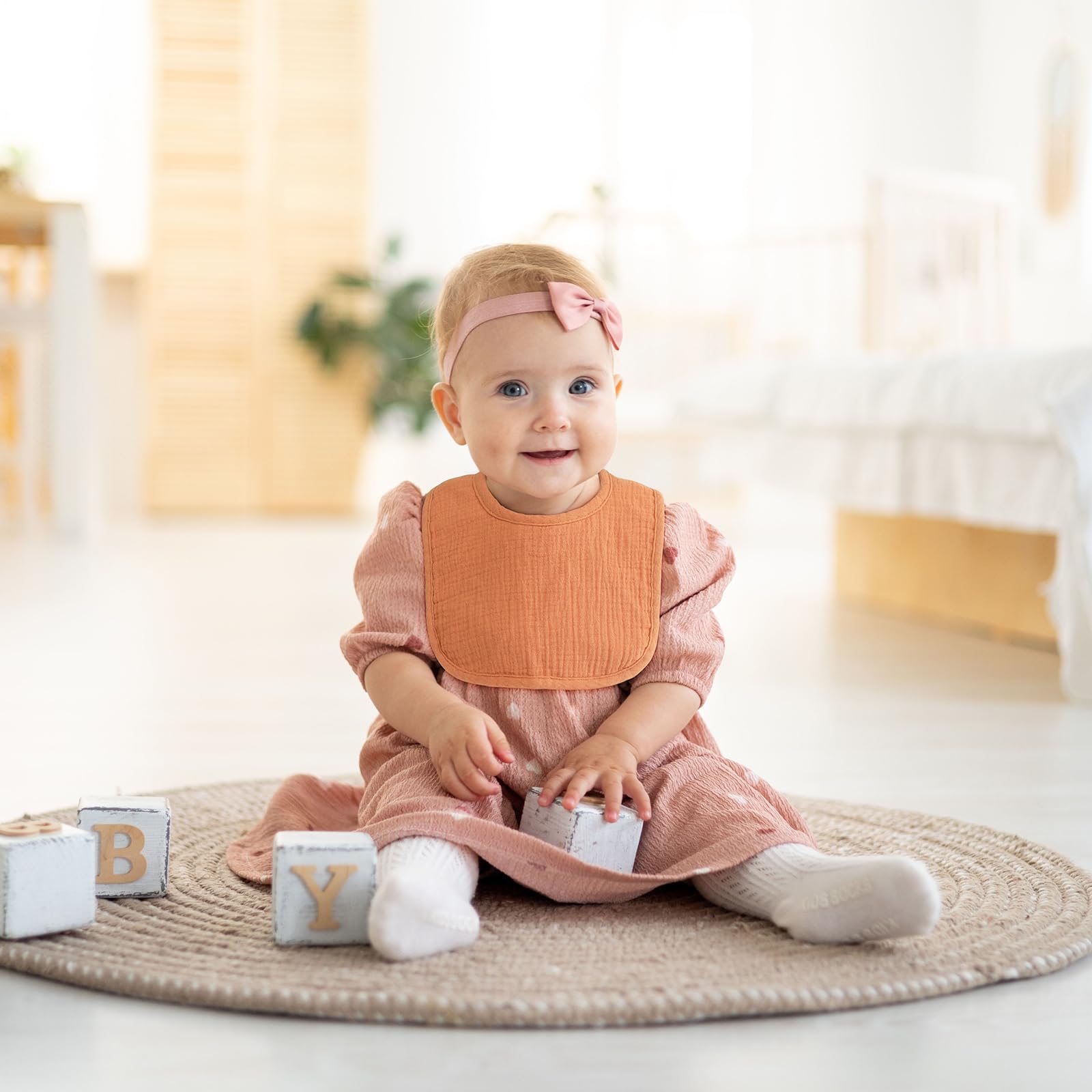 POIKSHARK soft-absorbent bib helps keep clothes dry during feeding and drooling sessions.