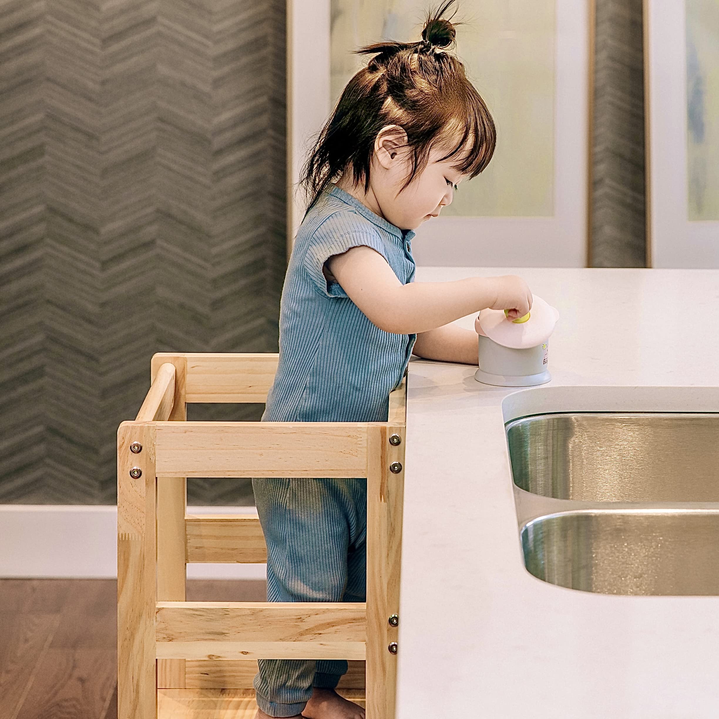 Popin Lover kids stool anti-tip base prevents wobble during bath time.