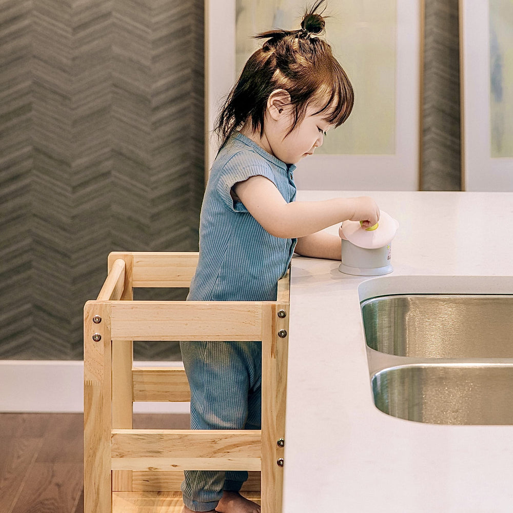 Popin Lover kids stool anti-tip base prevents wobble during bath time.