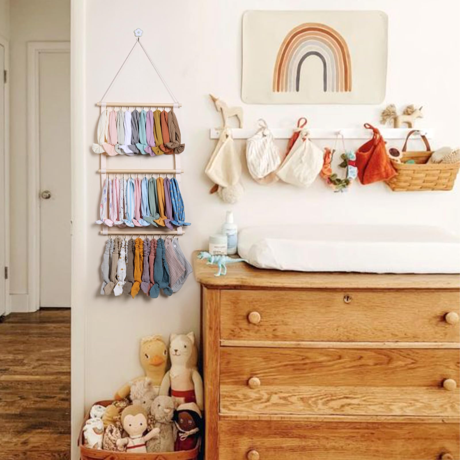 POVETIRE wall-hanging decor for a tidy, kid-friendly bedroom or nursery.