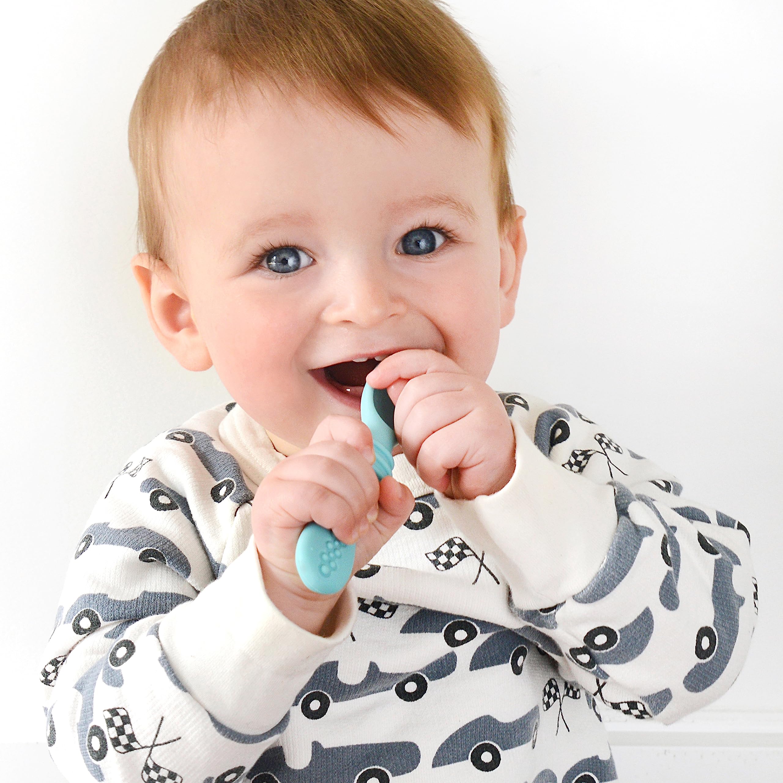 PrimaStella silicone chew spoon set easy-grip-handle demonstrates toddler-friendly self-feeding.