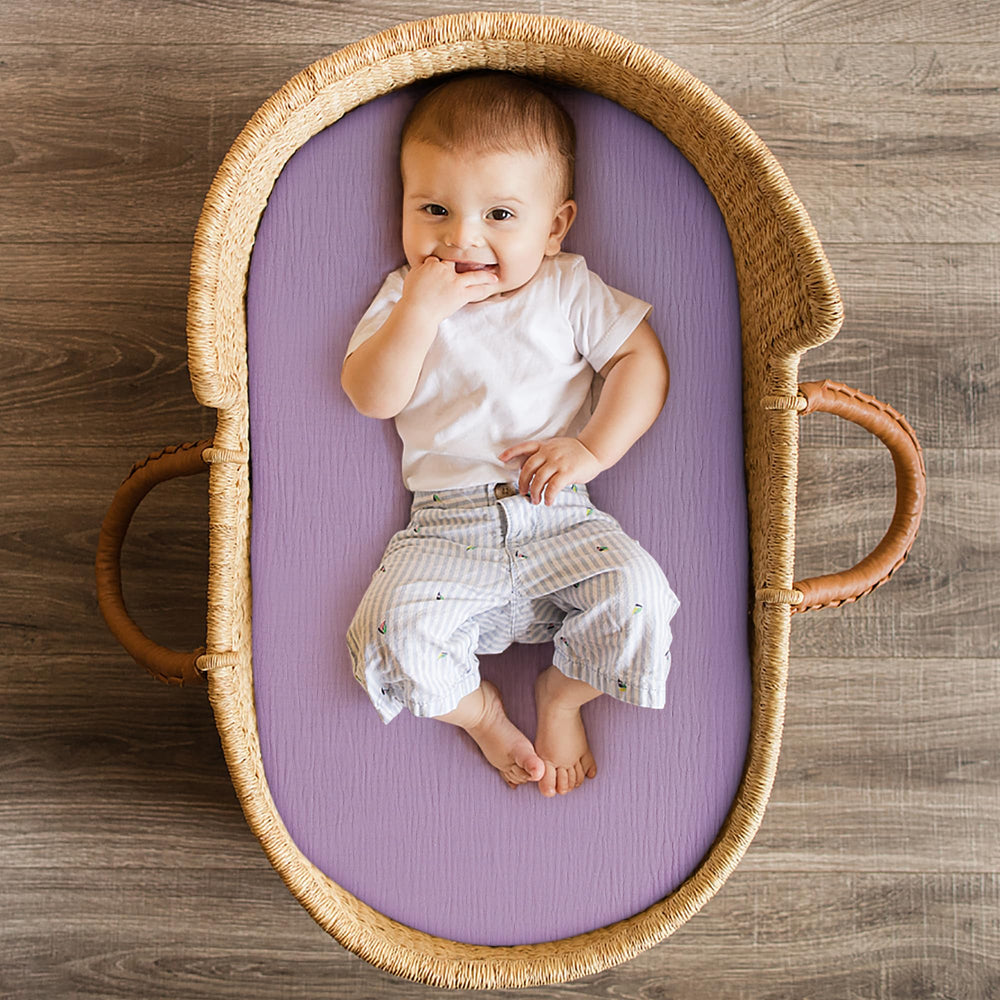 Pro Goleem Muslin Bassinet Sheet 360-elastic-fit demonstrates snug secure fit on mattress edge.