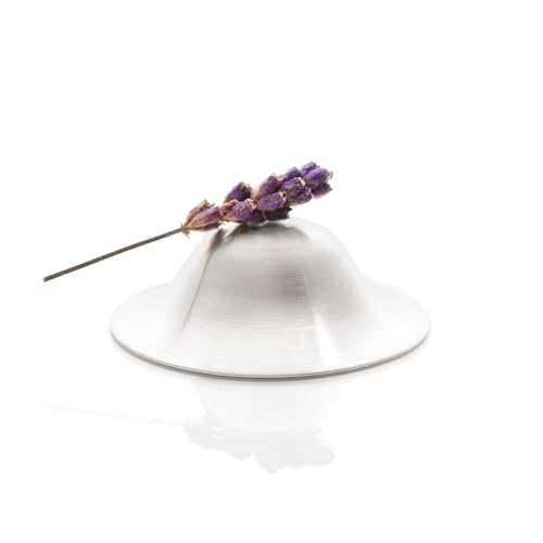 PÜRMAVERA Silver Nursing Cups in use demonstrating gentle nipple protection.