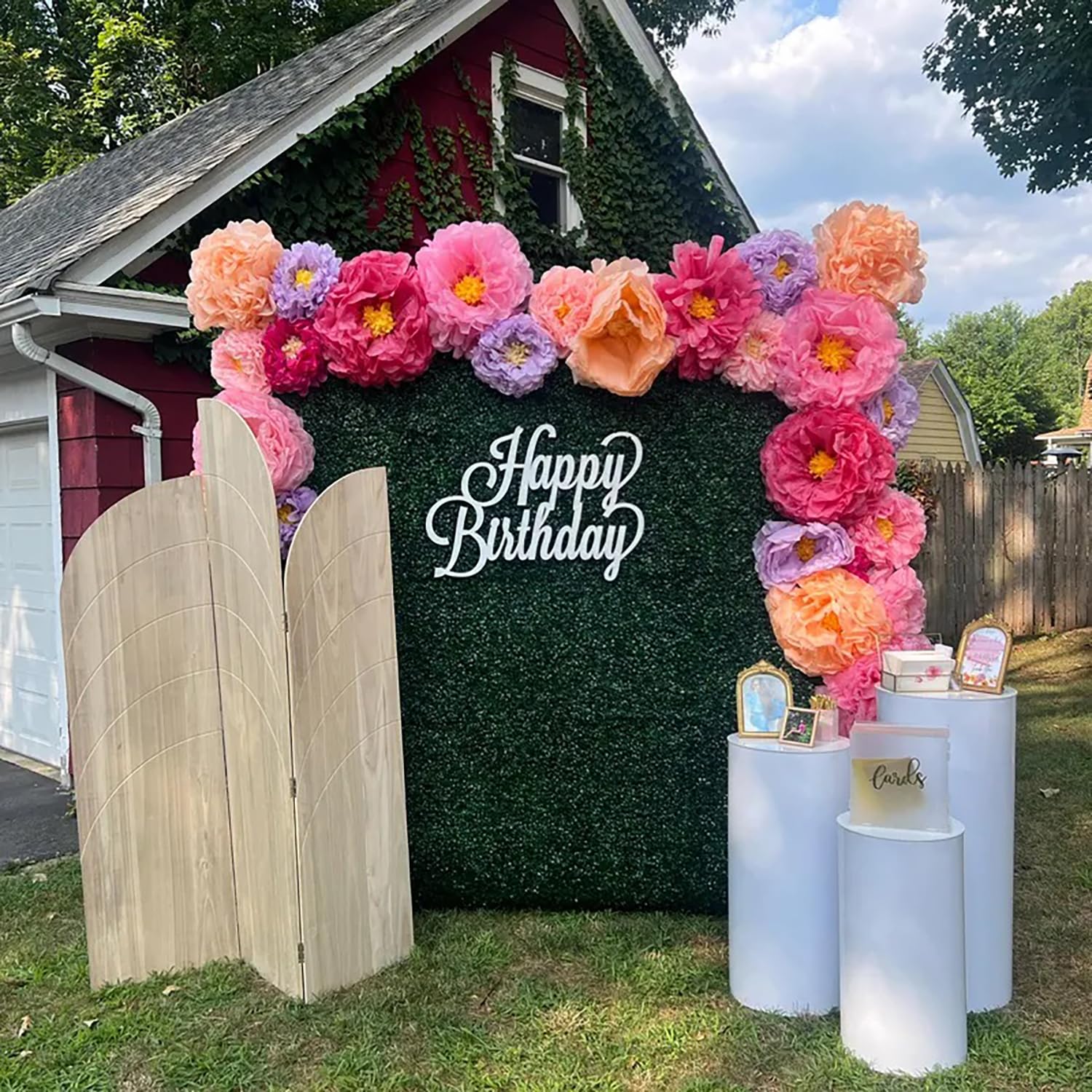 QENWWENG Happy Birthday Wood Sign complements balloon arches for a timeless celebration