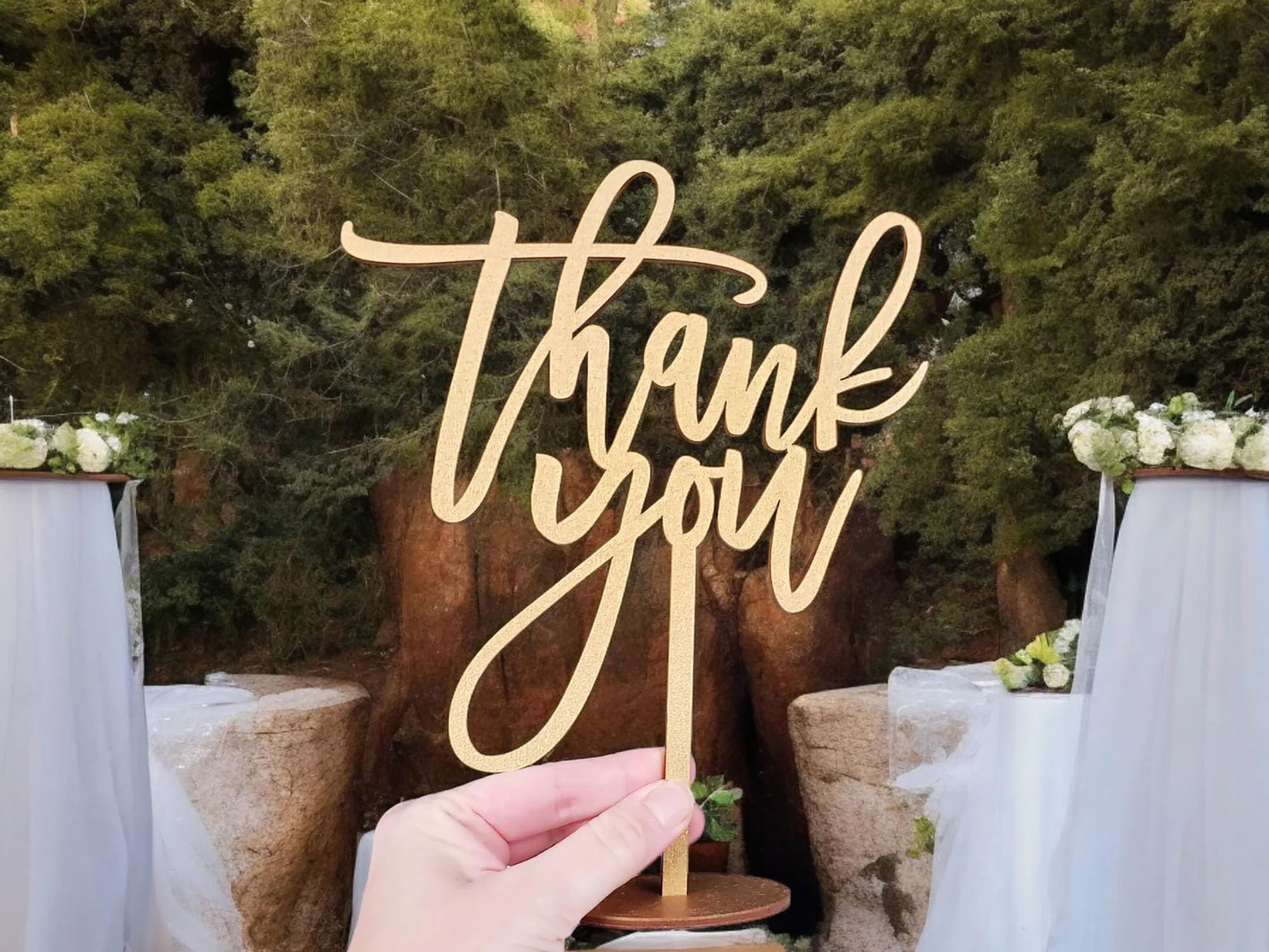 QENWWENG Thank You Table Sign for Wedding Setup complements wedding decor.