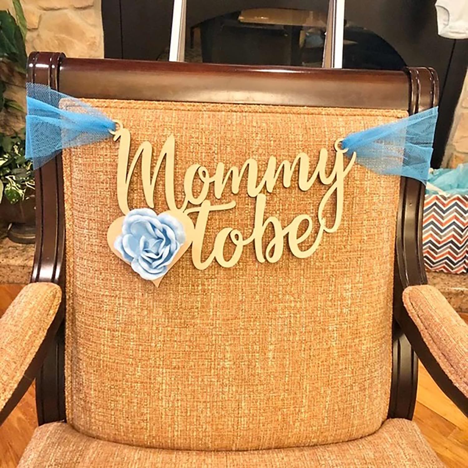 QPARTYFIRE Mommy to Be Chair Sign complements gender reveal and celebration aesthetics.