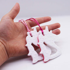 QUALEAP AMBER adjustable breakaway clasp provides safe customizable wear for active children