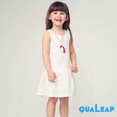 QUALEAP AMBER food-grade silicone material ensures safe easy-to-clean teething relief
