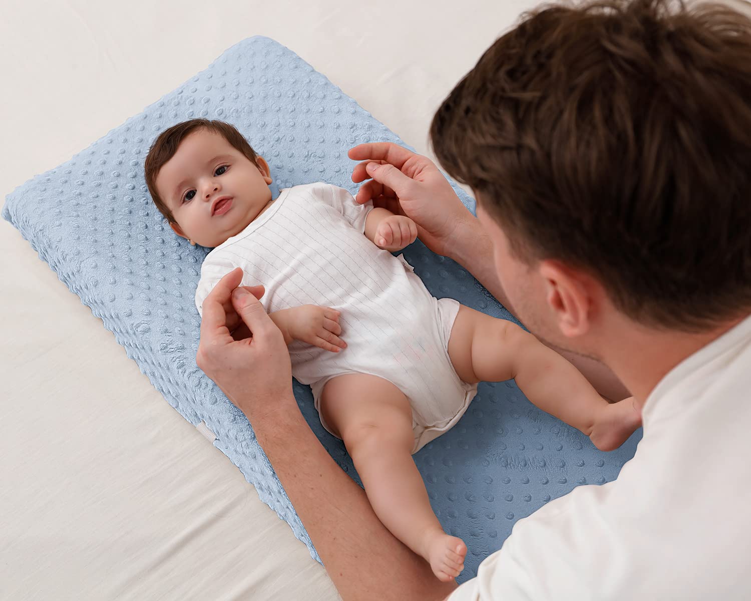QUENESS BABY changing pad cover blue on changing table shows secure fit on standard pads
