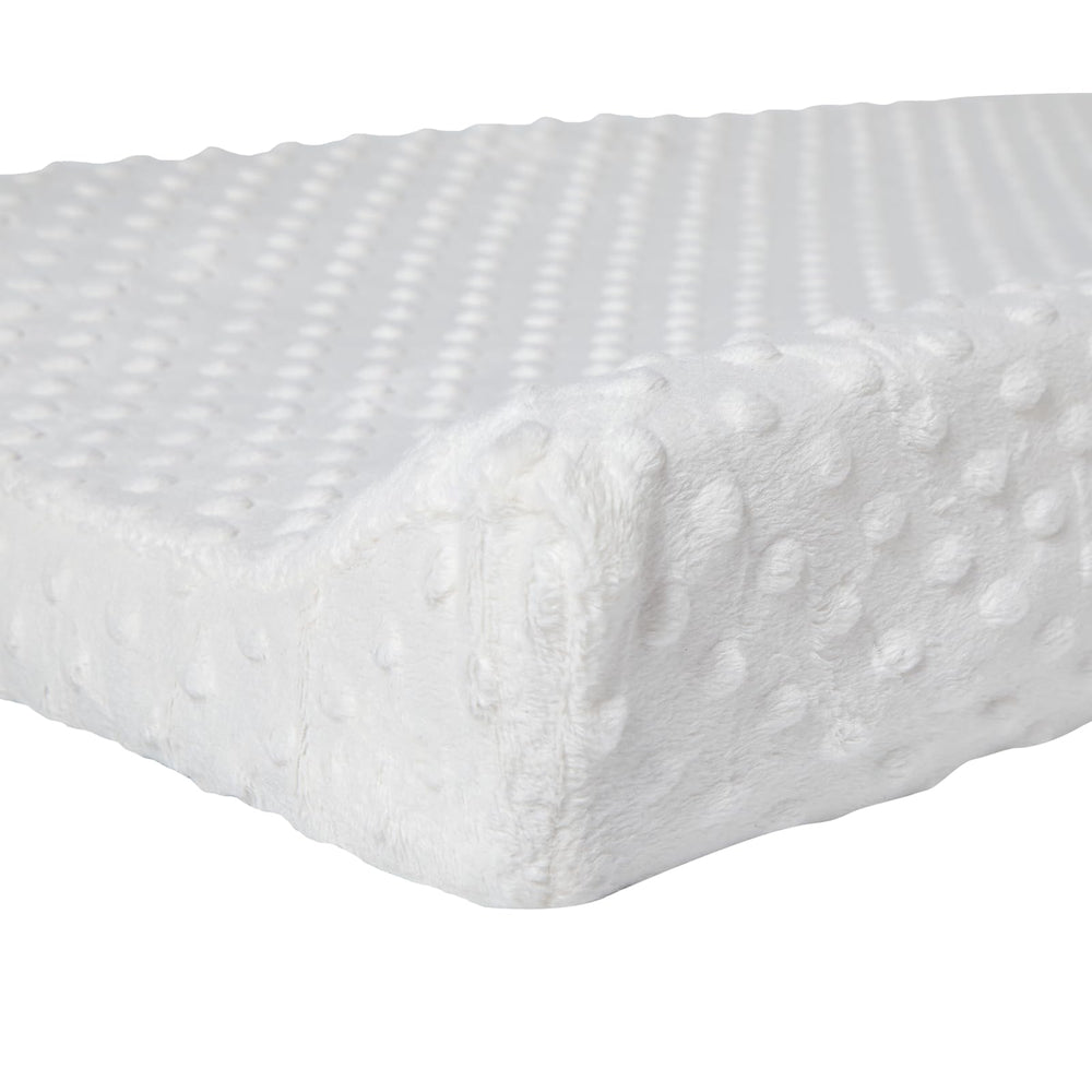 QUENESS close-up stitching emphasizes durability and soft texture along the edges
