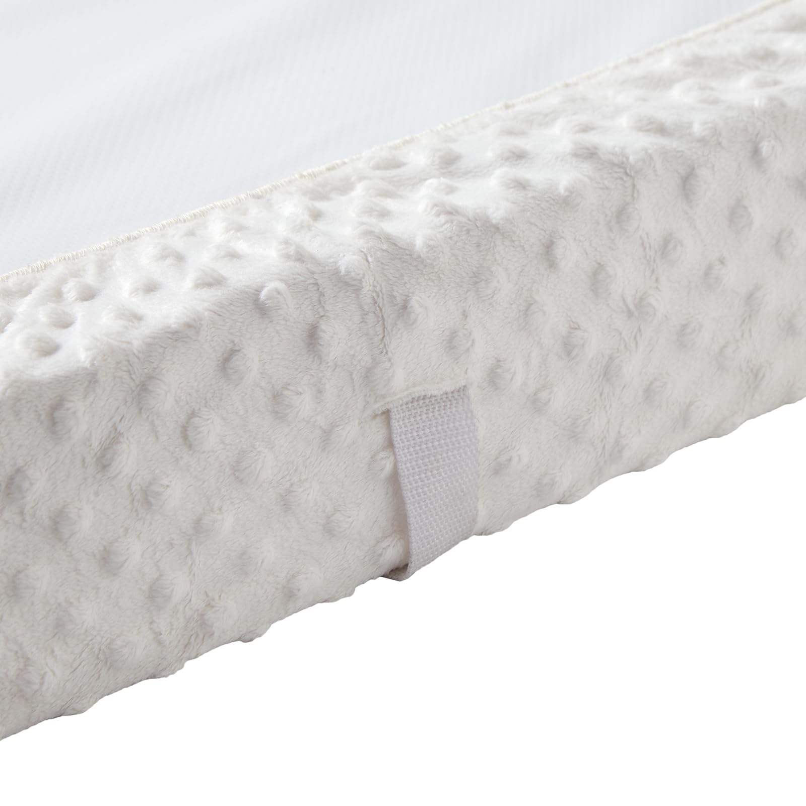 QUENESS plush dot fabric highlights a cozy surface ideal for quick diaper changes