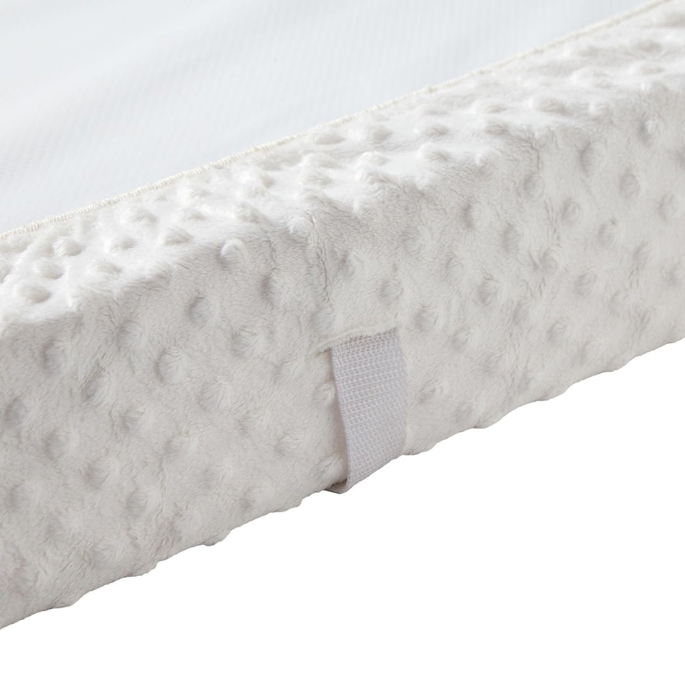 QUENESS plush dot fabric highlights a cozy surface ideal for quick diaper changes