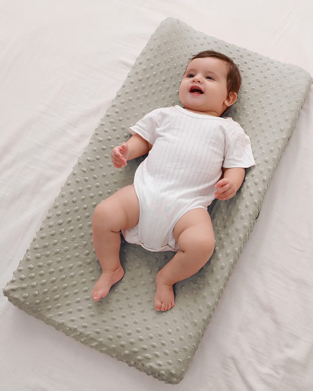 QUENESS BABY easy-clean machine-wash cover simplifies quick post-change cleanup.