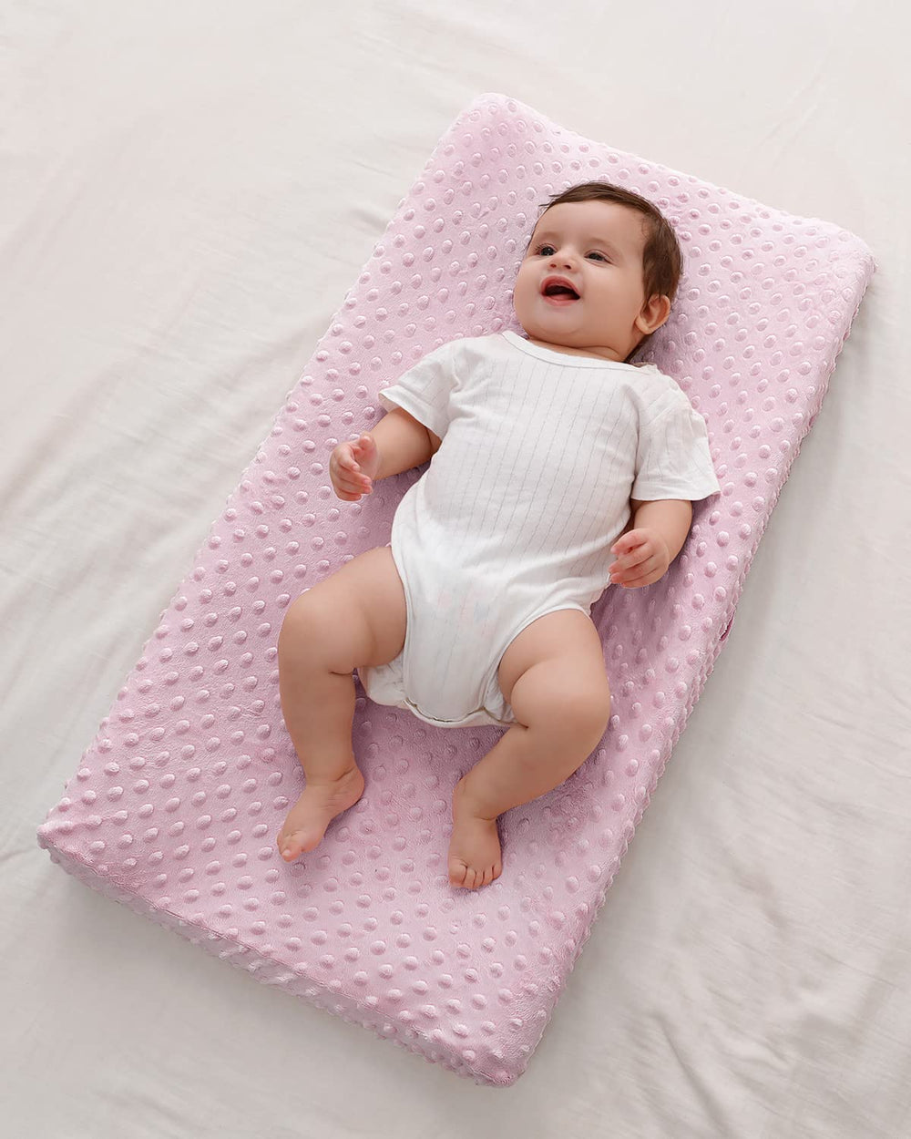 QUENESS BABY changing pad cover elastic band enables quick, secure installation.