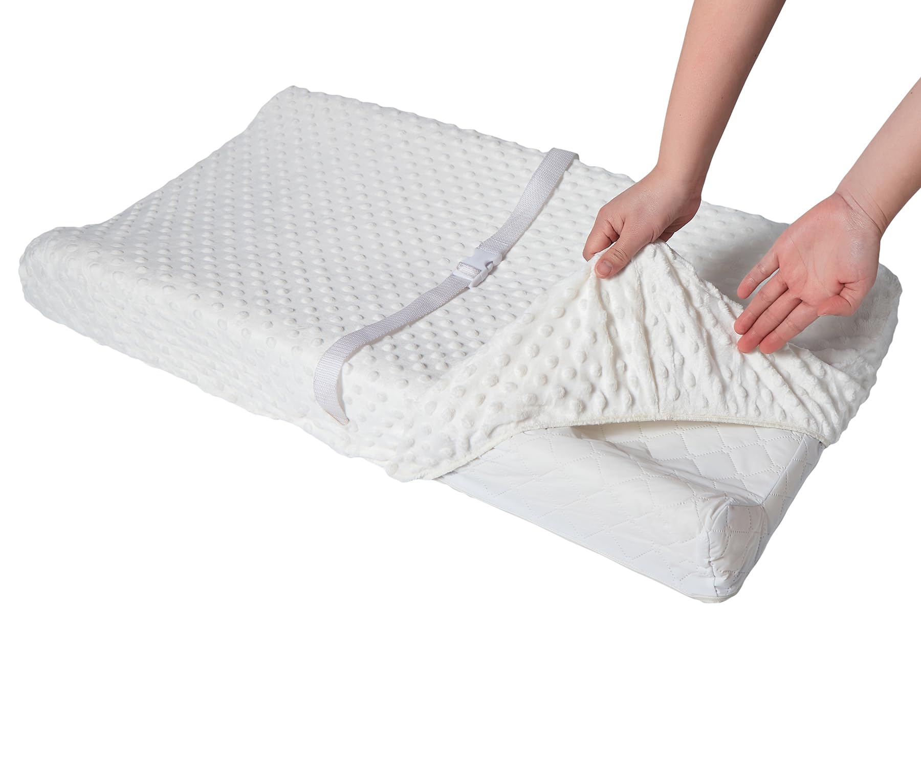 QUENESS changing pad cover on a 32x16 pad demonstrates secure contour fit for babies