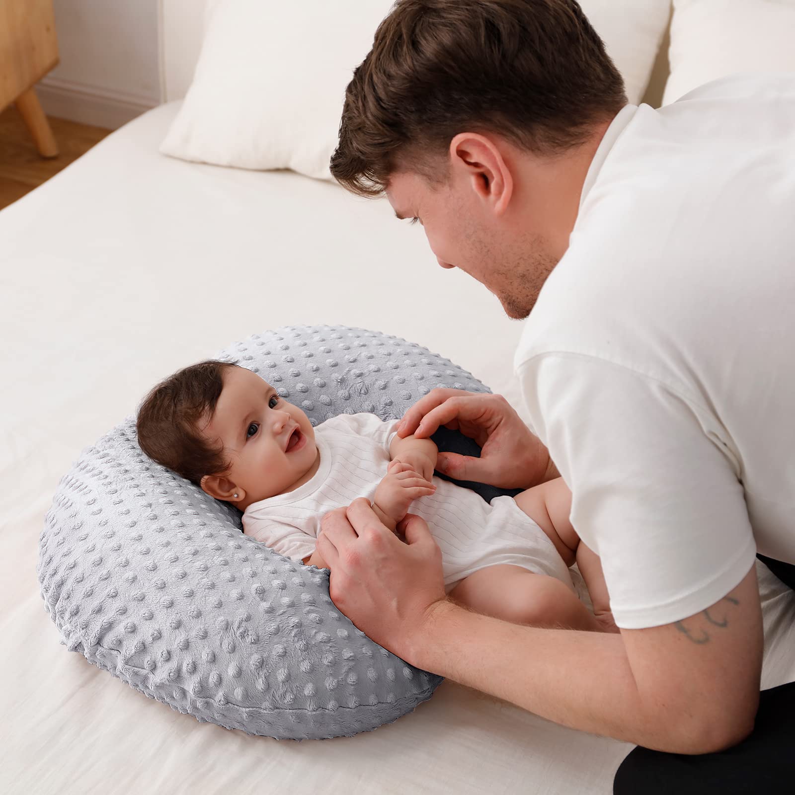 QUENESS BABY nursing pillow gray cover close-up highlights soft breathable fleece material