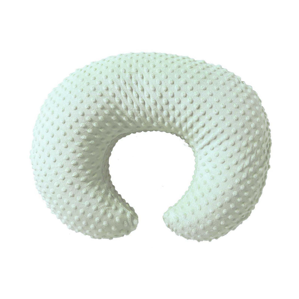 QUENESS Nursing Pillow green mom-using setup highlights fatigue-reducing posture.