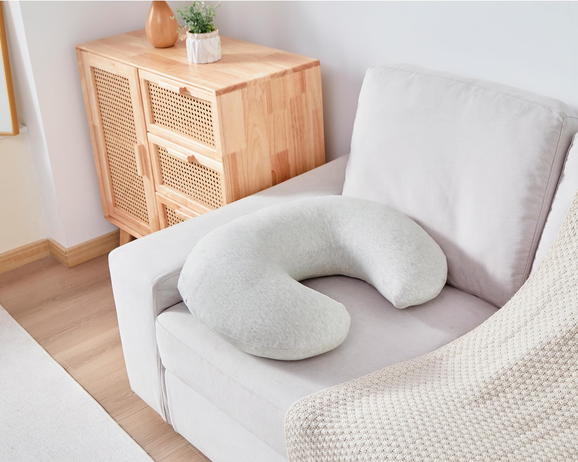 QUENESS nursing pillow plus-size fit wrapped around the waist for versatile use.