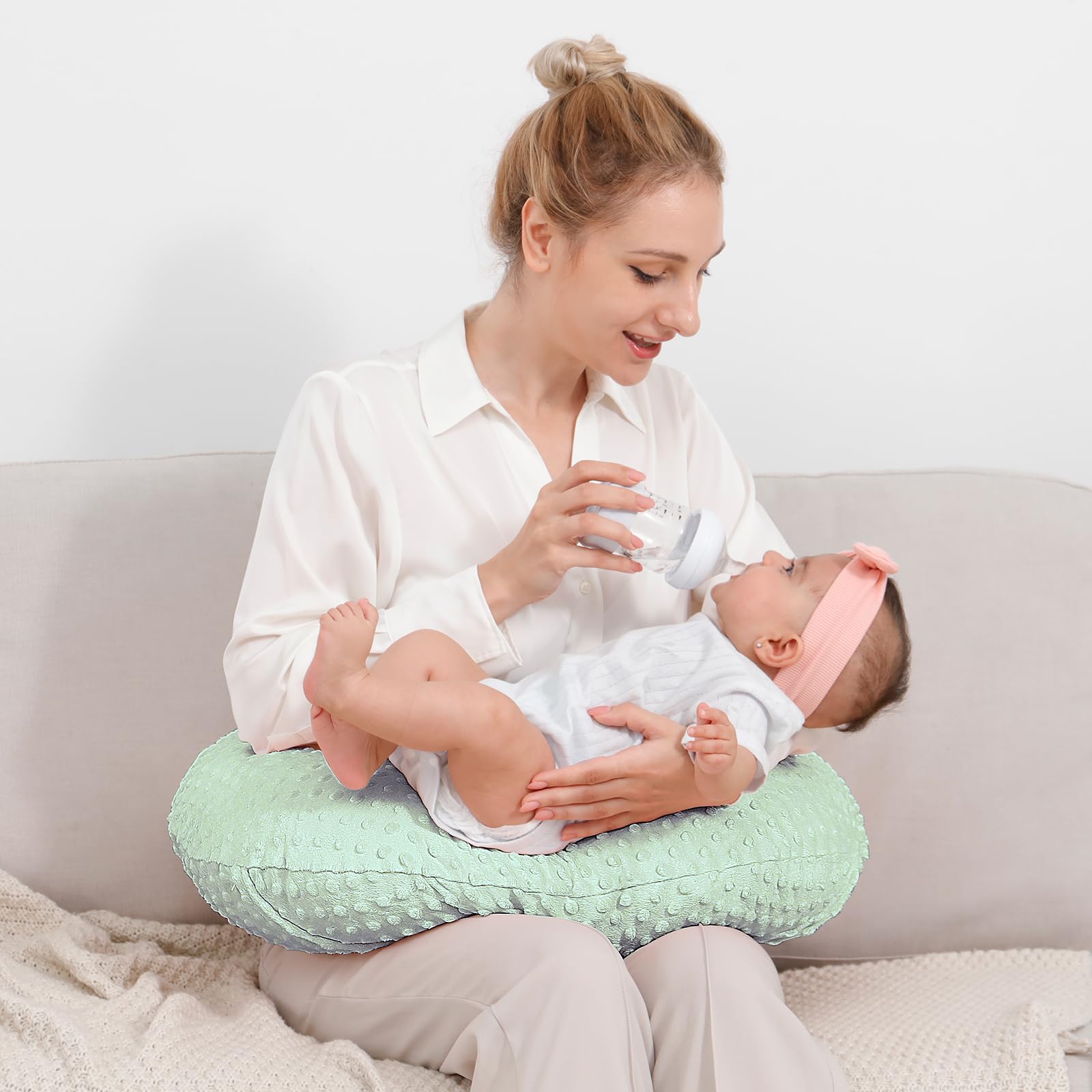 QUENESS nursing pillow green removable-cover-closeup features soft, washable cover for easy care.