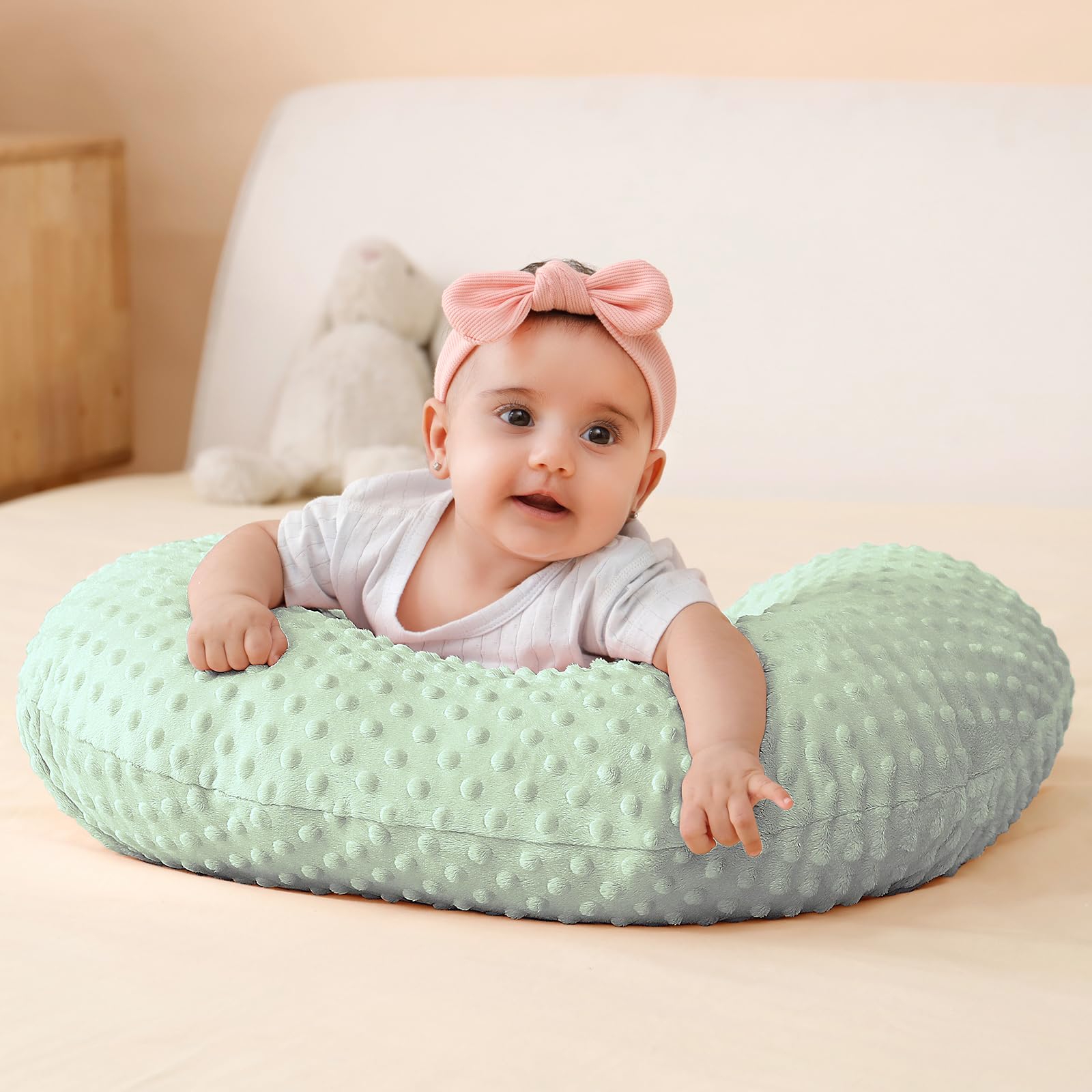 QUENESS nursing pillow green tummy-time-use illustrates versatile function beyond feeding.