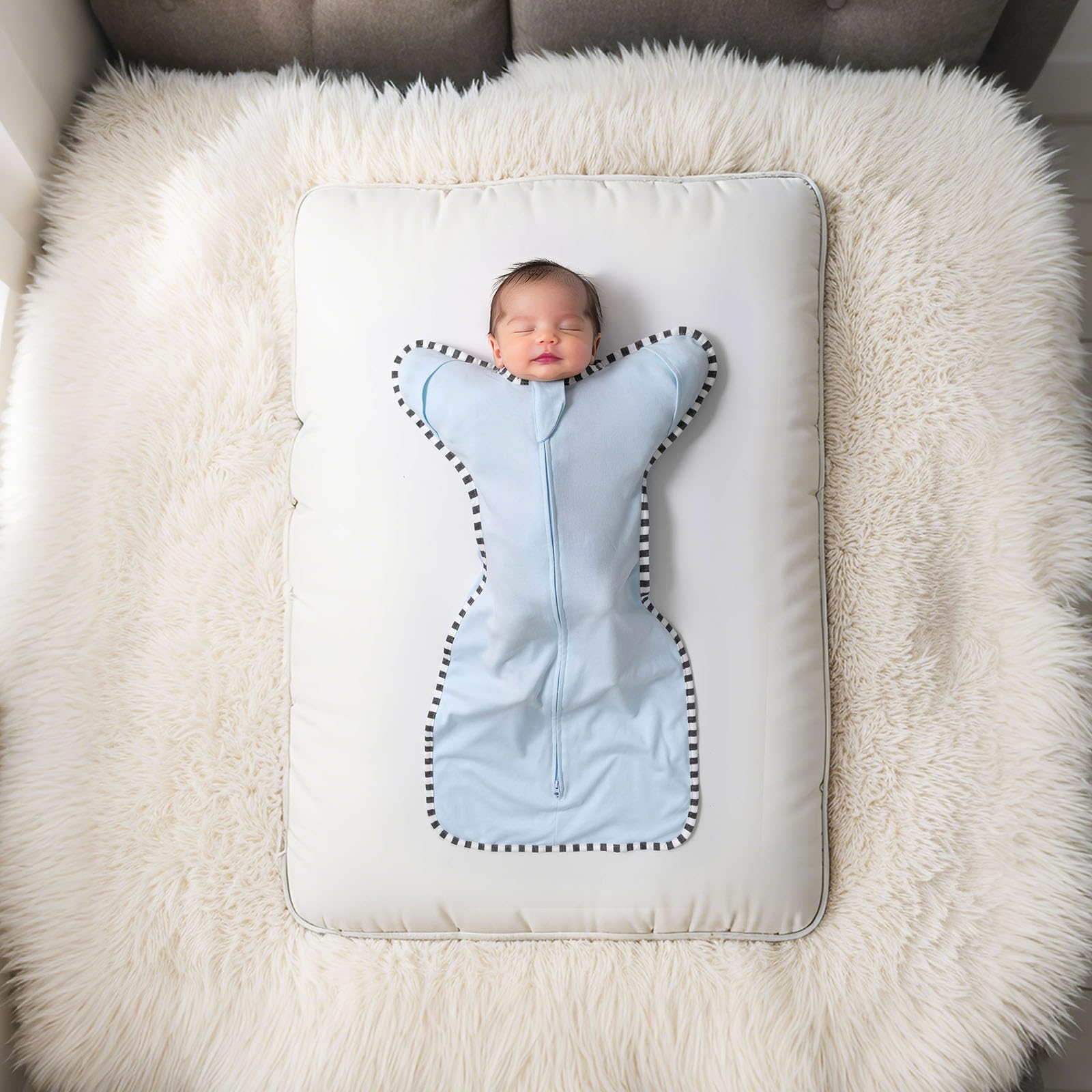 Queness Transition Swaddle 2-way zipper—easy diaper changes and smooth night-time dressing.