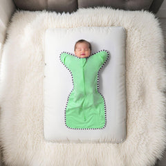 QUENESS 2-way zipper enables quick diaper changes while protecting baby's skin