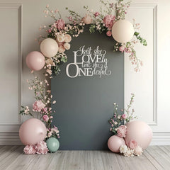 QWTOWFM Onederful party sign backdrop enhances event spaces with heartfelt sentiment.